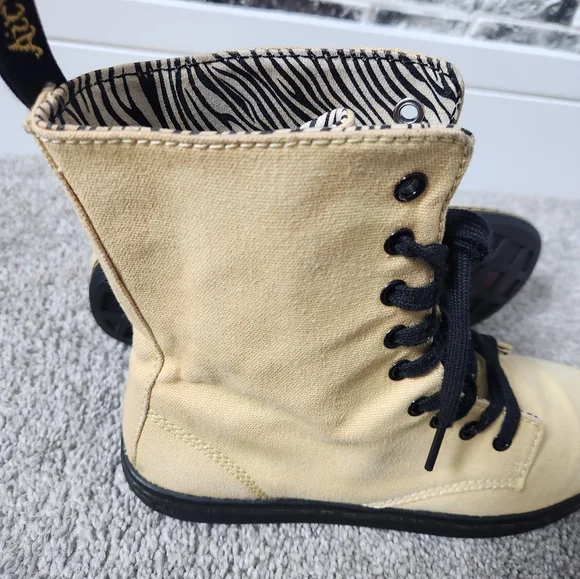 Dr Martens Stratford Women's Yellow Boots Size 9 - Picture 10 of 10